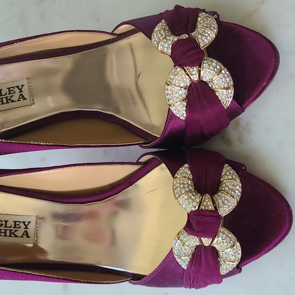 Badgley Mischka Jamaica Wine Satin Peep Toe Heels - Picture 2 of 9